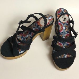 NWOT Rocket Dog Chunky Heel Sandle